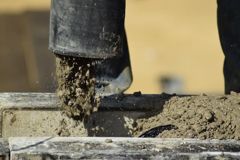 What’s the lowest temperature to pour concrete and why is this a key construction risk?